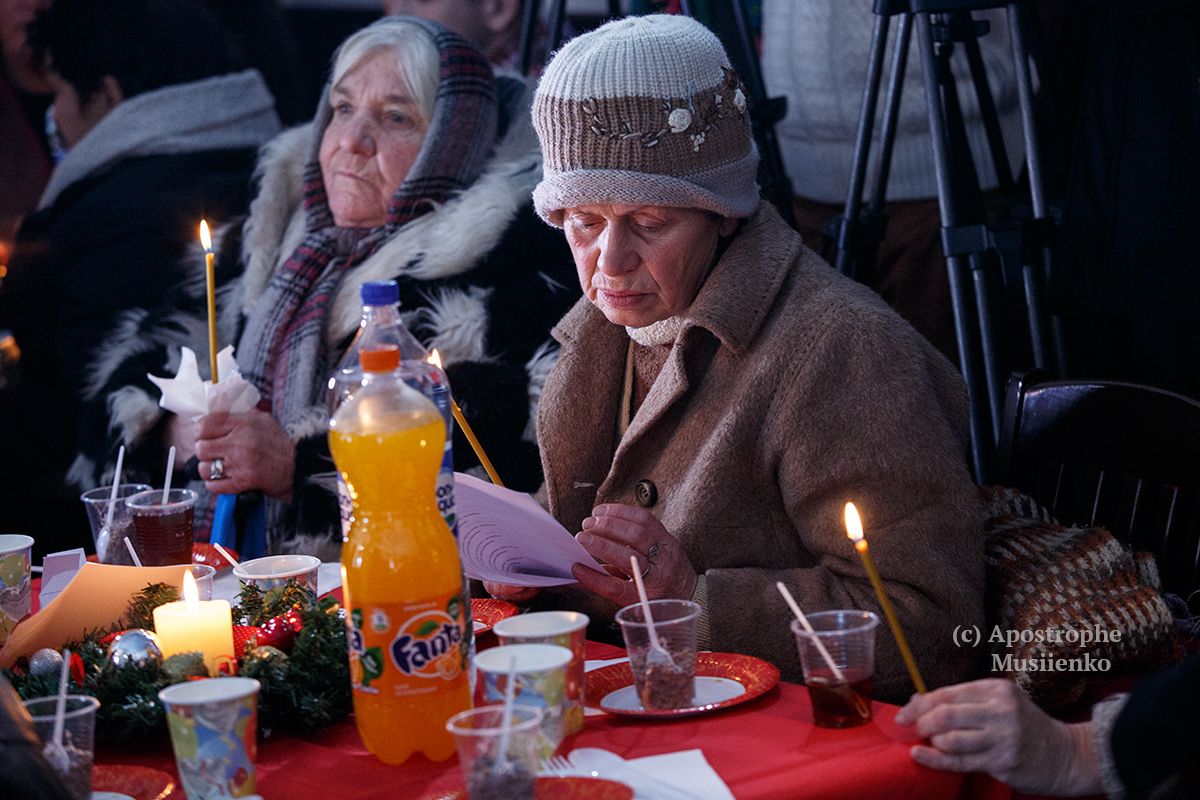 На Подолі в Києві для безхатченків влаштували різдвяний обід (фото)