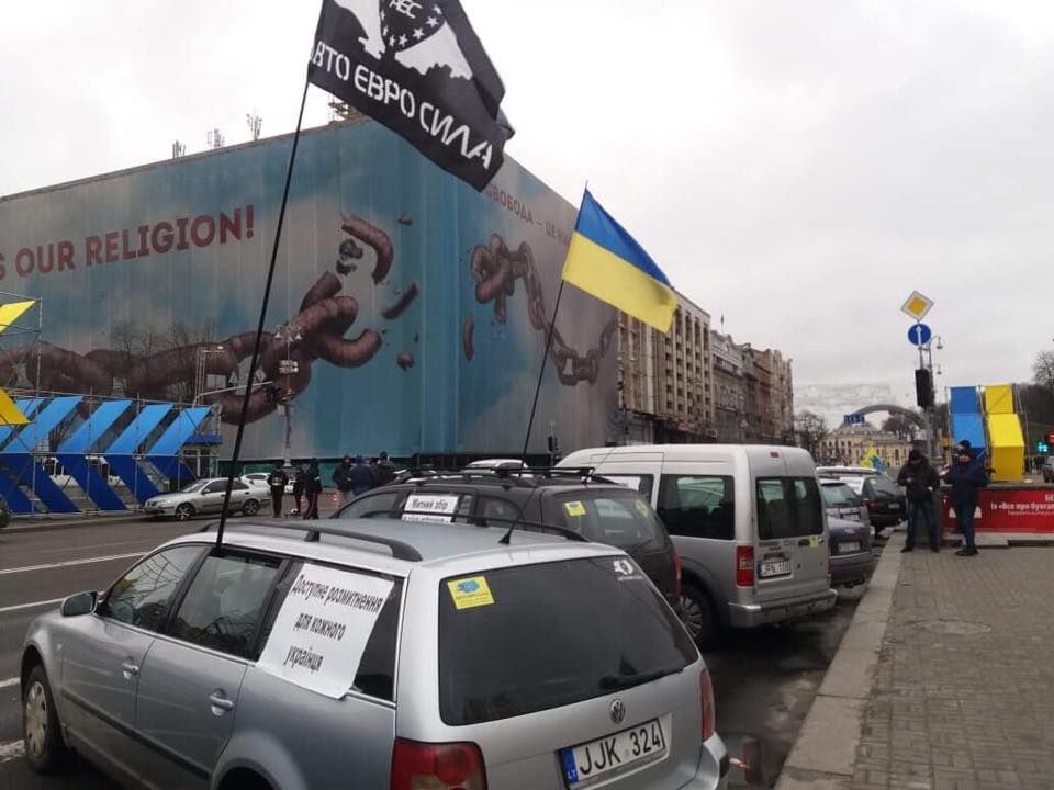 У Києві вимагають доступного розмитнення автовласники на єврономерах (фото)