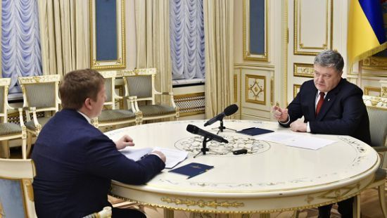 Порошенко і Коболєв радіють перемозі над Газпромом