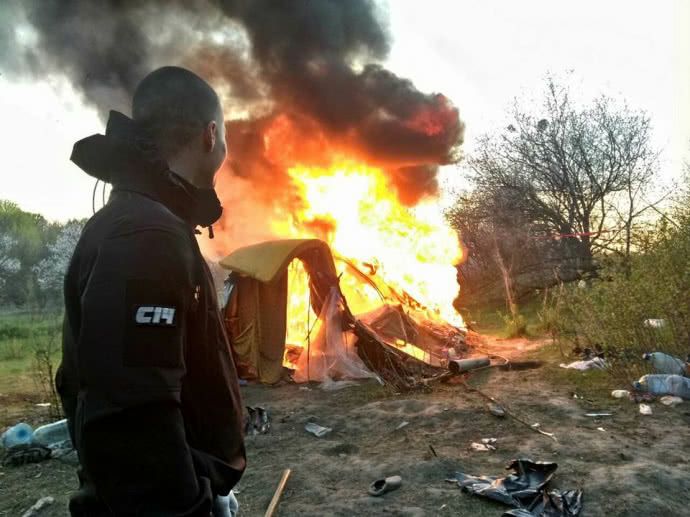 На київській Лисій горі розгромили і спалили табір ромів (фото)