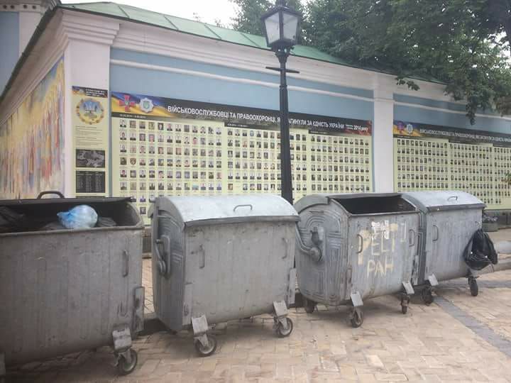 Стіну Пам'яті загиблих на Михайлівському соборі заставили смітниками
