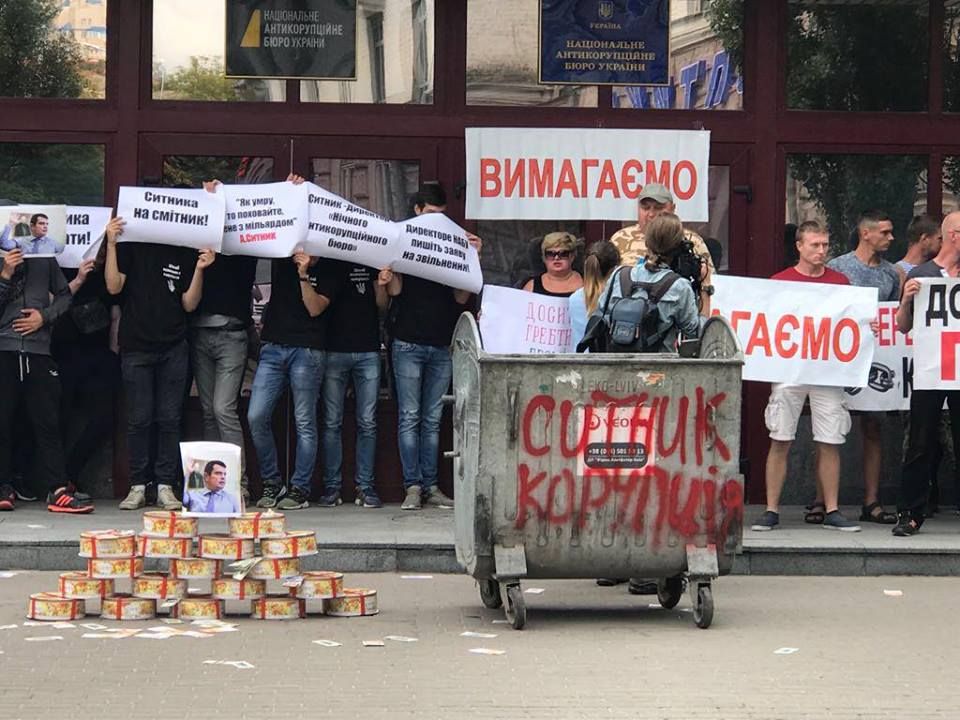 У Києві протестувальники виламали двері до НАБУ і влаштували там погром (фото)