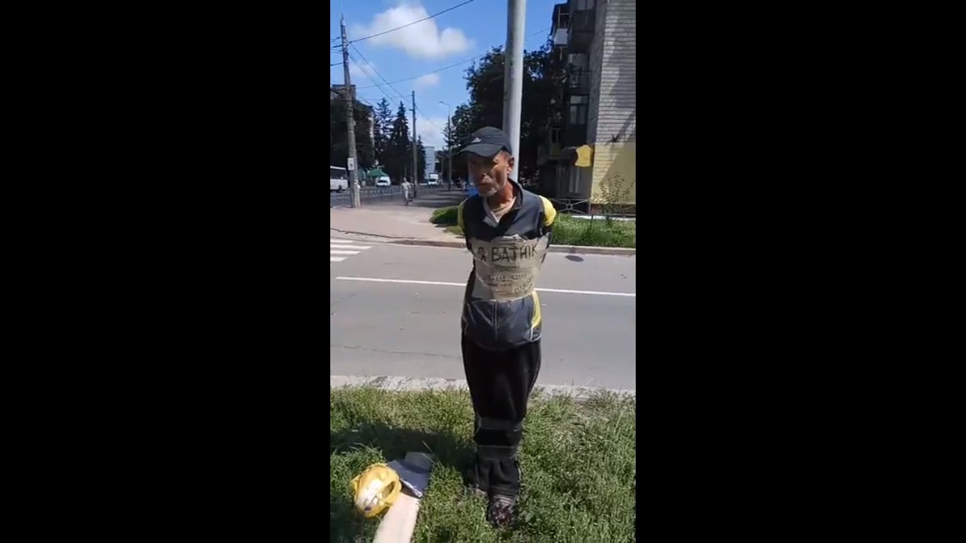 У Чернігові чоловіка прив’язали до стовпа з табличкою «Я ватнік» (відео)