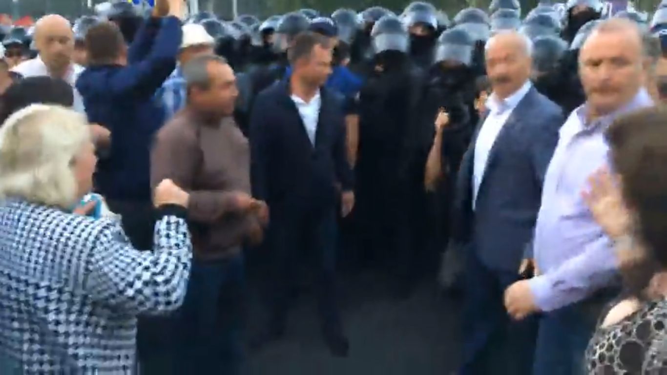 Повсталих проти уряду в Кишиневі по-насильницьки розігнала поліція в День Незалежності (фото, відео)