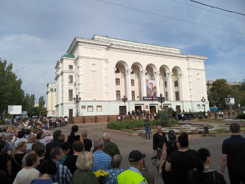 Захарченка ховають у Донецьку в закритій труні, на прощання прийшов поранений «Ташкент» (фото)