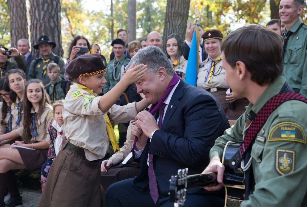 Національно-патріотичне виховання повинно бути в числі пріоритетів державної політики в Україні, вважає президент