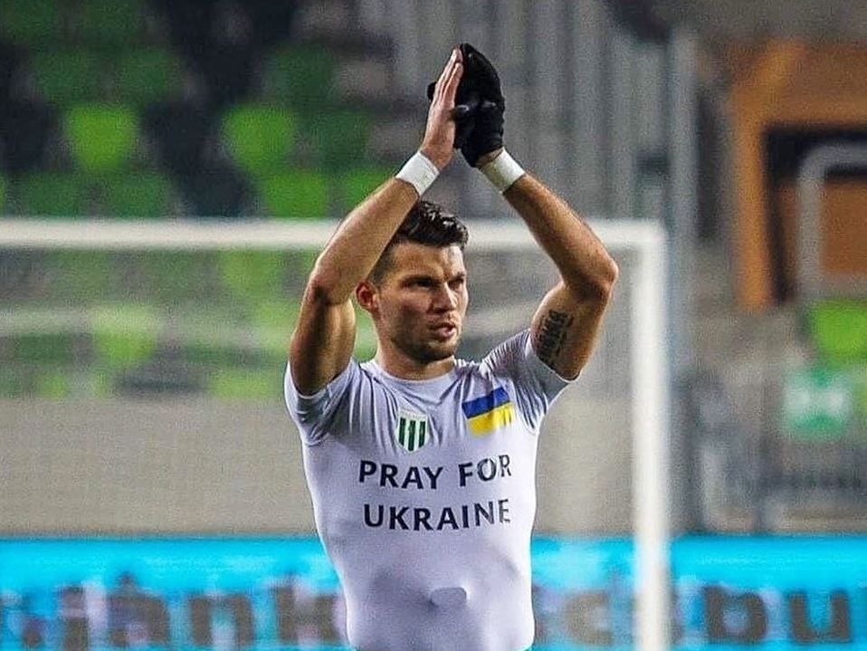 Футболіст Юрій Габовда в Угорщині одягнув на поле футболку на підтримку України