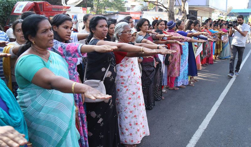 В Індії жінки стали у 620-кілометровий ланцюг для боротьби із дискримінацією