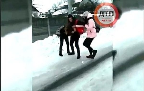 У Бориспільському районі притягнули до відповідальності жінку, дочка якої влаштувала побиття школярки
