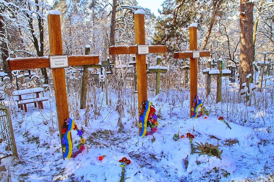 У черкаському селі Старосіллі за могилами невідомих Героїв Крут доглядає вже третє покоління місцевих жителів