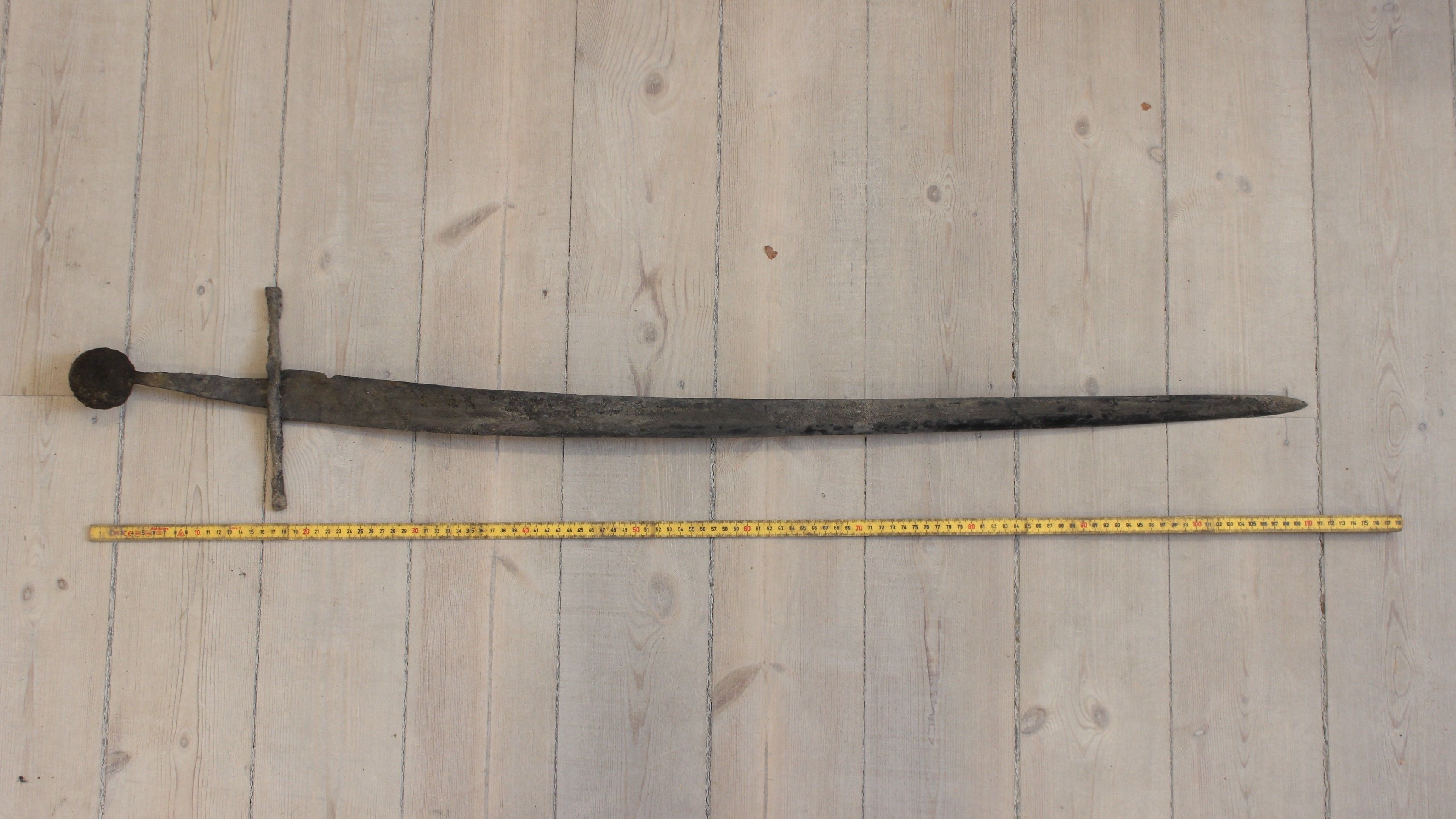 У каналізації данського міста знайшли старовинний меч