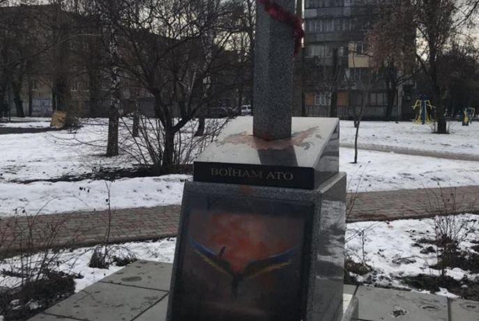У Києві вандали зіпсували пам’ятник воїнам АТО (фото)