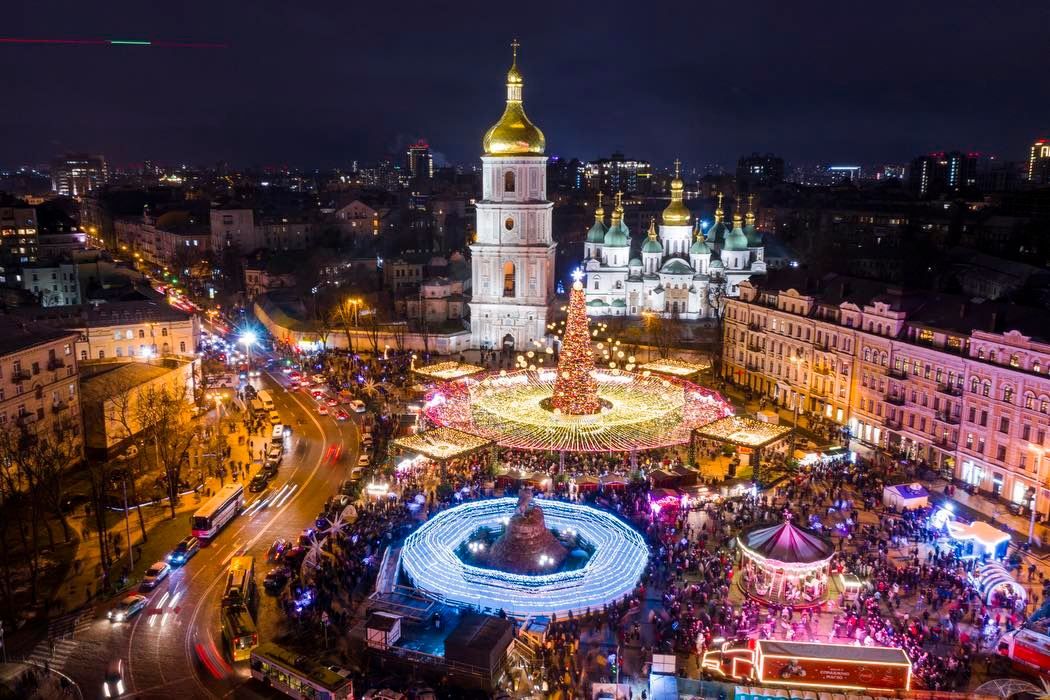 Головна ялинка країни на Софійській площі Києва засвітилася вогнями, фото