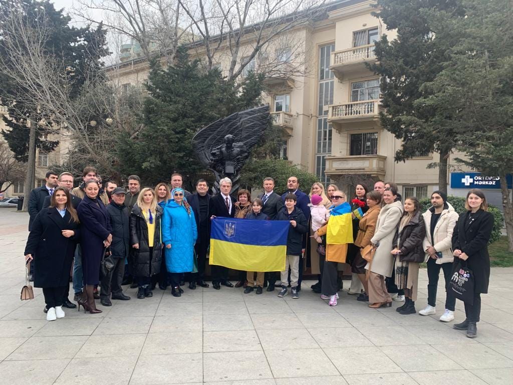 Віктор Ющенко вшанував пам'ять Тараса Шевченка у Баку, фото