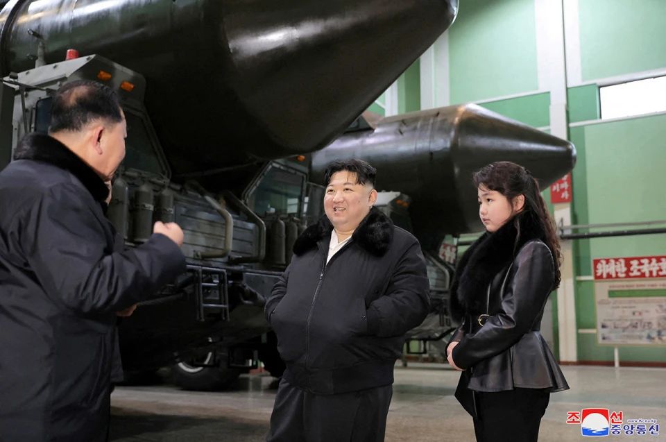 Кім «надуває щоки»: відвідав військові заводи і хоче перетворити Південну Корею на попіл