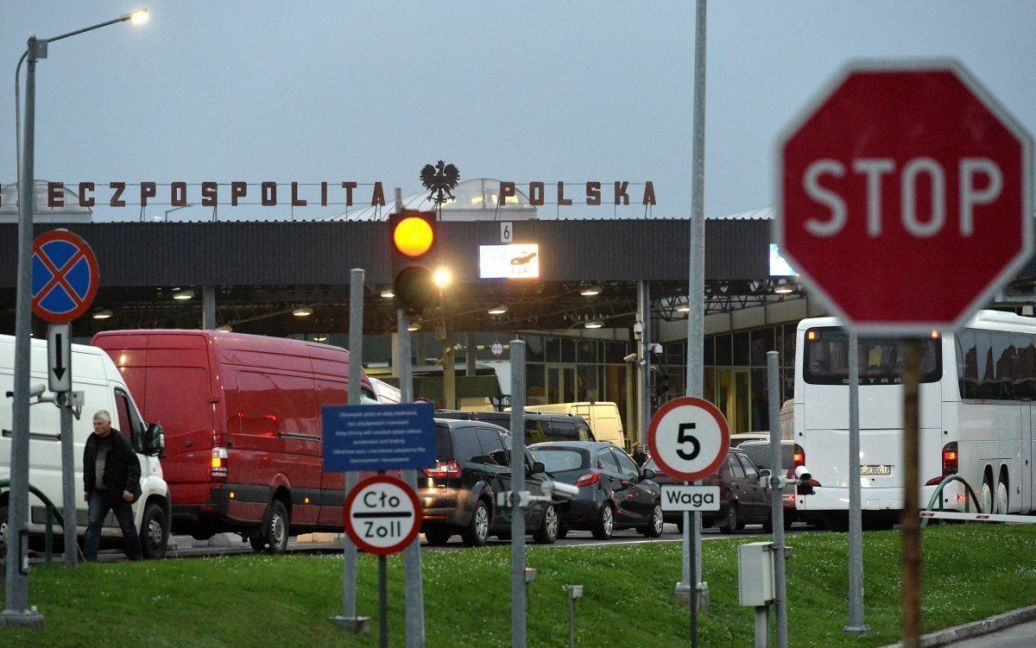 Польські фермери заблокували рух пасажирського транспорту через ПП «Медика» – «Шегині»