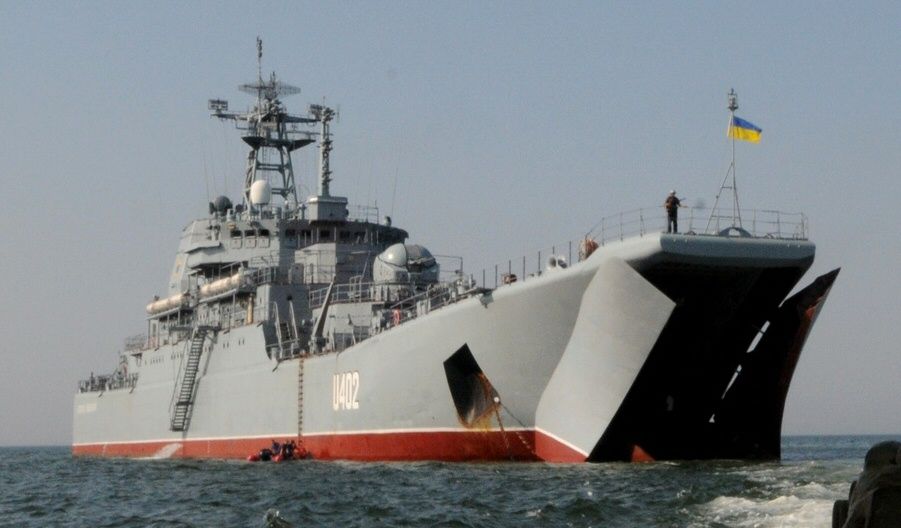 ВМС вгатили «Нептуном» по вкраденому рашистами десантному кораблю «Костянтин Ольшанський»
