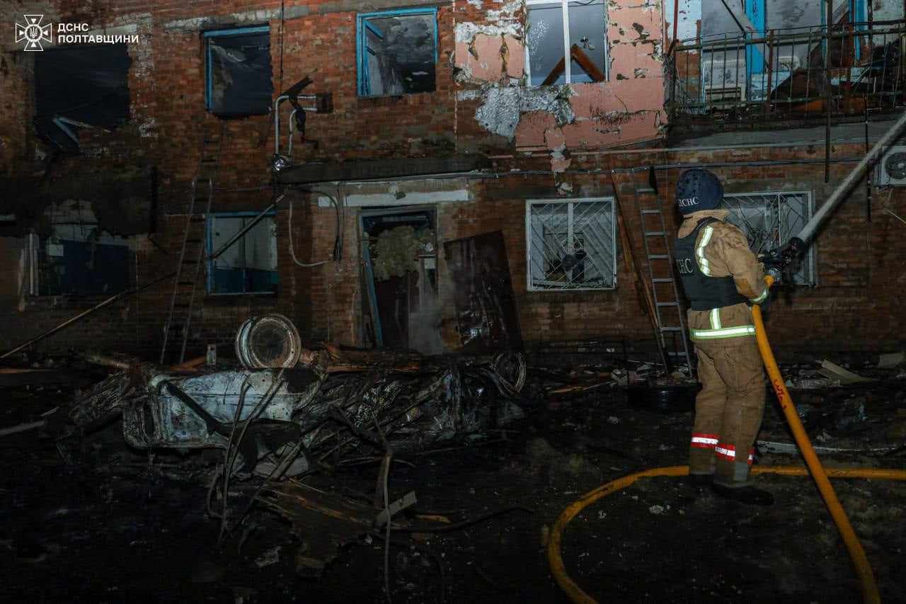 Майже 100 рятувальників цієї ночі працювали на Полтавщині: ворог вдарив по багатоквартирному будинку.