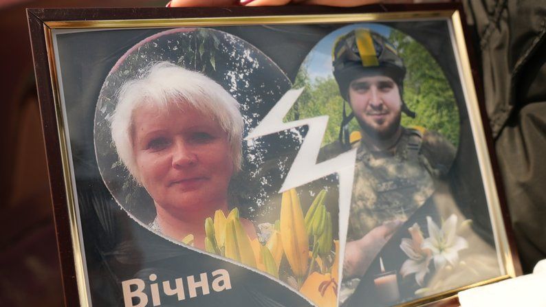 Загиблий боєць Владислав Стєшков та його мама Віталіна Стєшкова, яка не змогла пережити втрату сина, поховані поруч.