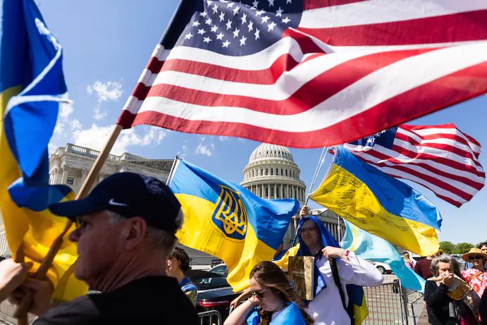 Українська діаспора з національними прапорами на Капітолійському пагорбі у Вашингтоні.