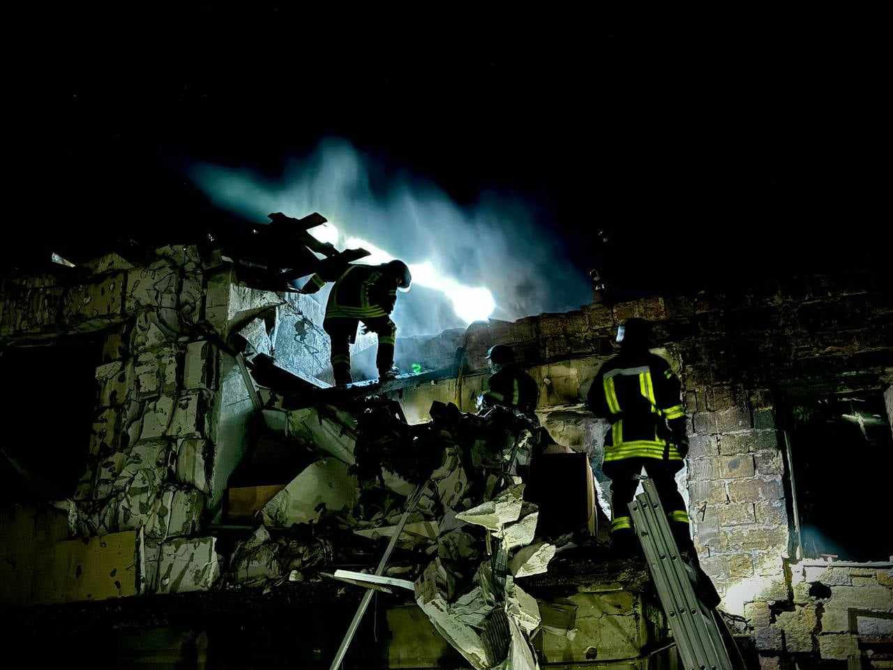 Одесу вночі атаковано «Шахедами», є руйнування, пожежі та постраждалі, фото