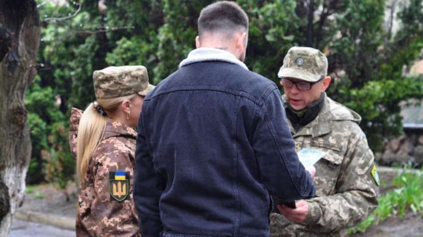 «Помітять» усіх: українцям вклеюють штрих-код у військовий квиток