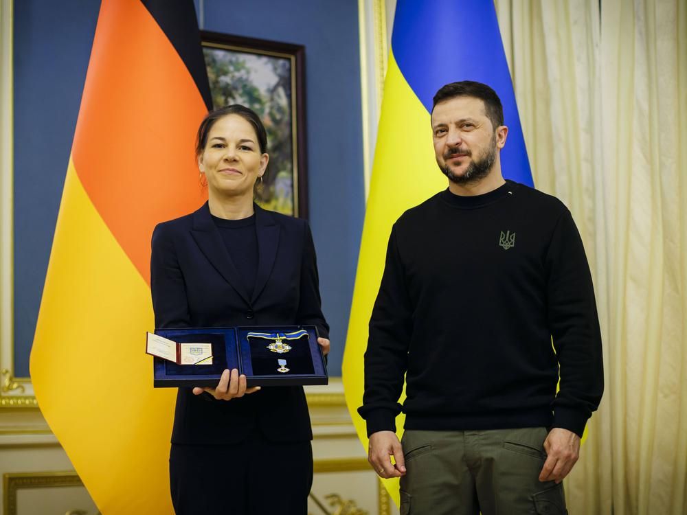 Анналена Бербок та Володимир Зеленський під час нагородження.