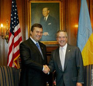 «Ніжки Буша» і рука Януковича