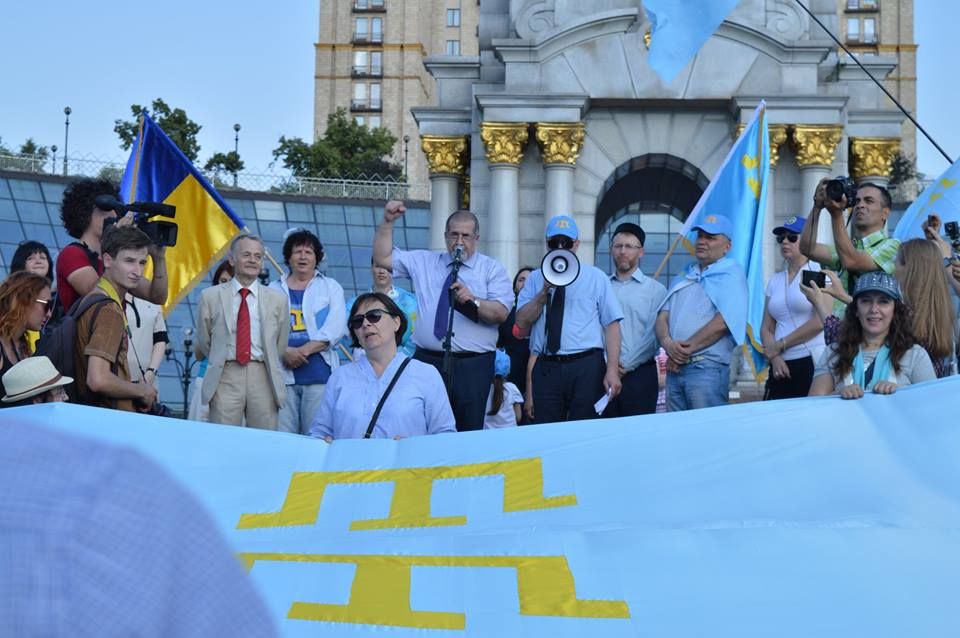 На Хрещатику розгорнули найбільший у світі кримськотатарський прапор (фото).