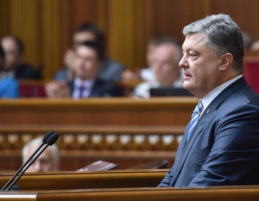 Порошенко: Децентралізація у Конституції - лише після повного припинення вогню