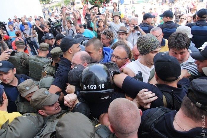 Під міськрадою в Одесі активісти побилися з правоохоронцями, палають шини  (фото)