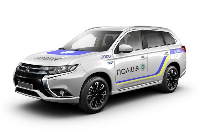 Аваков пересадить поліцейських з «Жигулів» на гібридні кросовери Mitsubishi Outlander