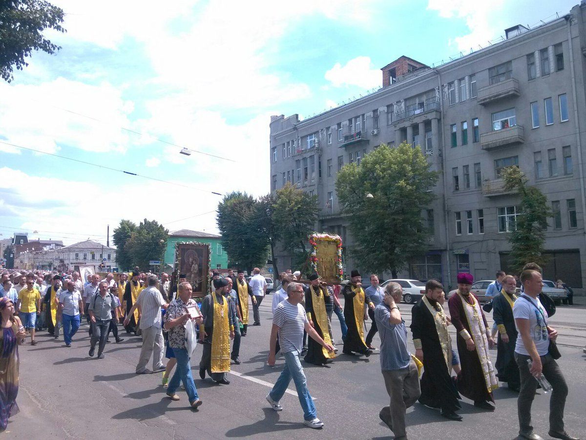 Із Харкова на Київ рушила «хресна хода за мир» із колорадськими стрічками (фото)