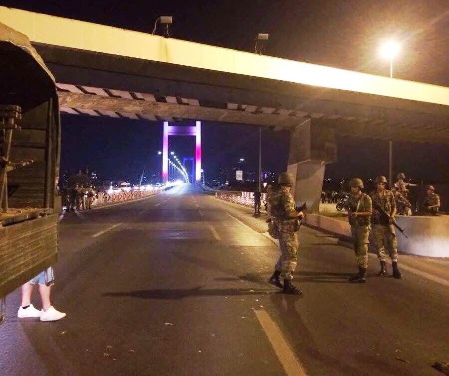 Військовий переворот у Туреччині: танки в Анкарі, Босфор заблоковано (фото, відео)