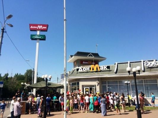 У "ДонМак" в Донецьку люди вистоюють черги при 40-градусній спеці (фото)