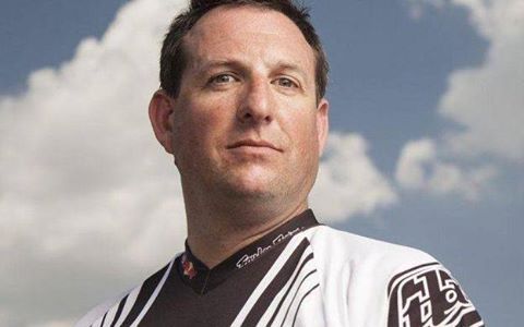 Люк Айкінс вперше в історії стрибнув без парашута з висоти 25 тисяч футів (відео)