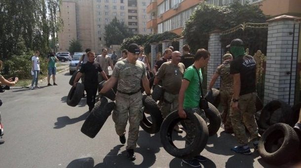 Оболонський райсуд Києва штурмували через справу бійця з «Торнадо» (відео)