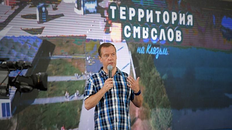 Прем’єр Росії Дмитро Медведєв пропонує вчителям йти у бізнес (відео)