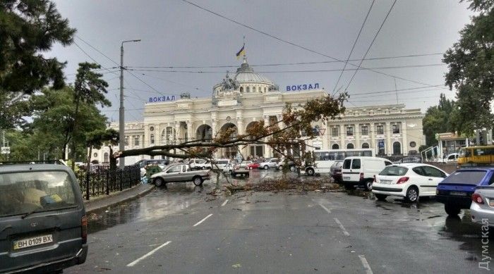 Потоп в Одесі: центр пливе, блискавка в Затоці вбила людину (фото, відео)