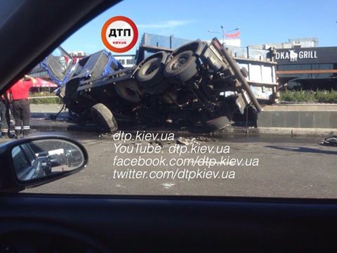 У Києві поруч з метро Осокорки перевенулася фура