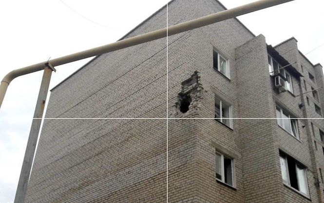 Центр Мар'їнки розстріляли з артилерії: спалахнув будинок