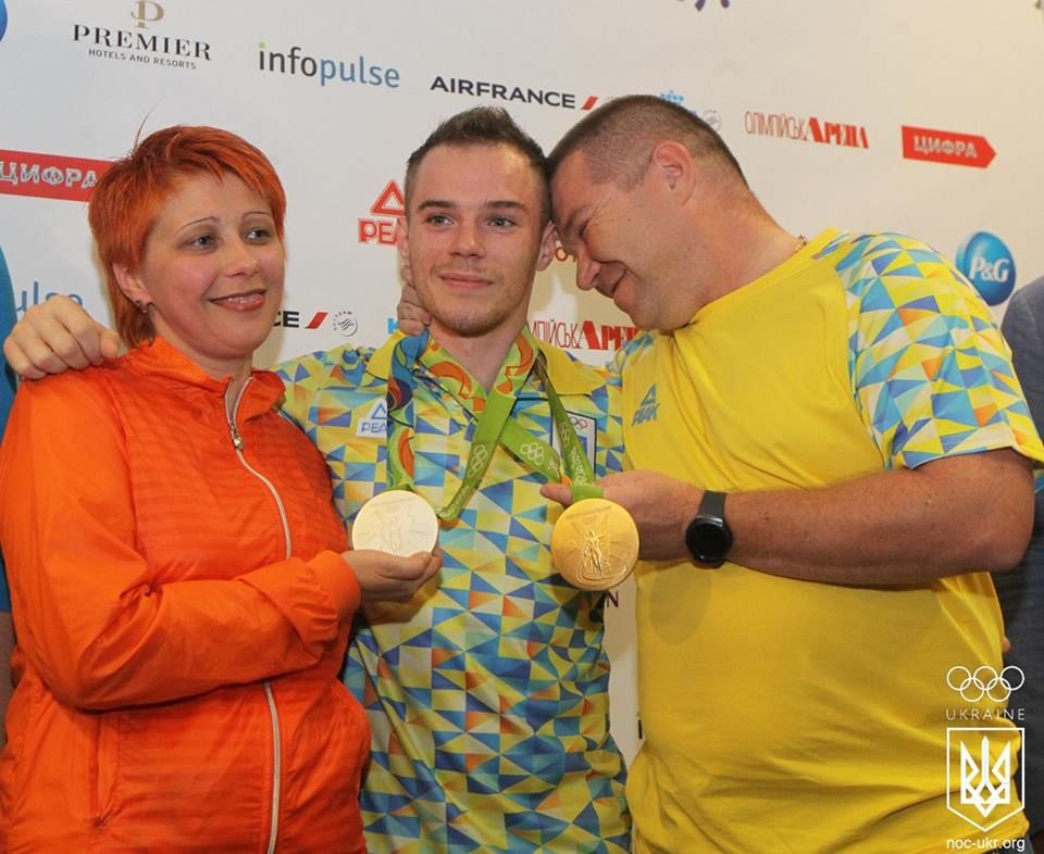 Олімпійця Олега Верняєва зустріли в Борисполі з шампанським (фото)