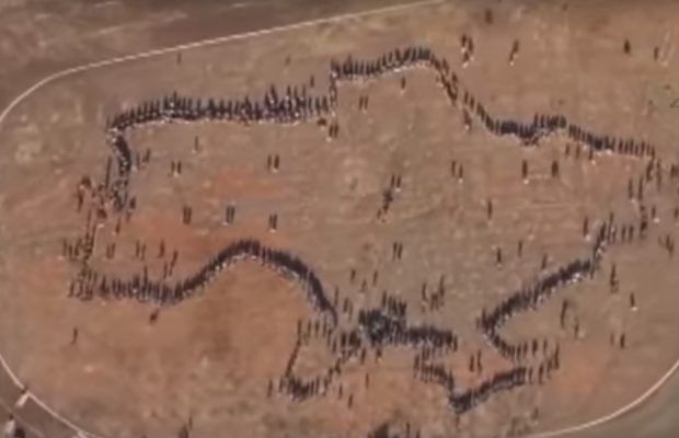 На Красній площі Чернігова рідні загиблих вояків створили живу мапу України (відео)