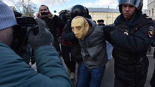 Росіянин Роман Рословцев через маску Путіна просить притулку в Україні