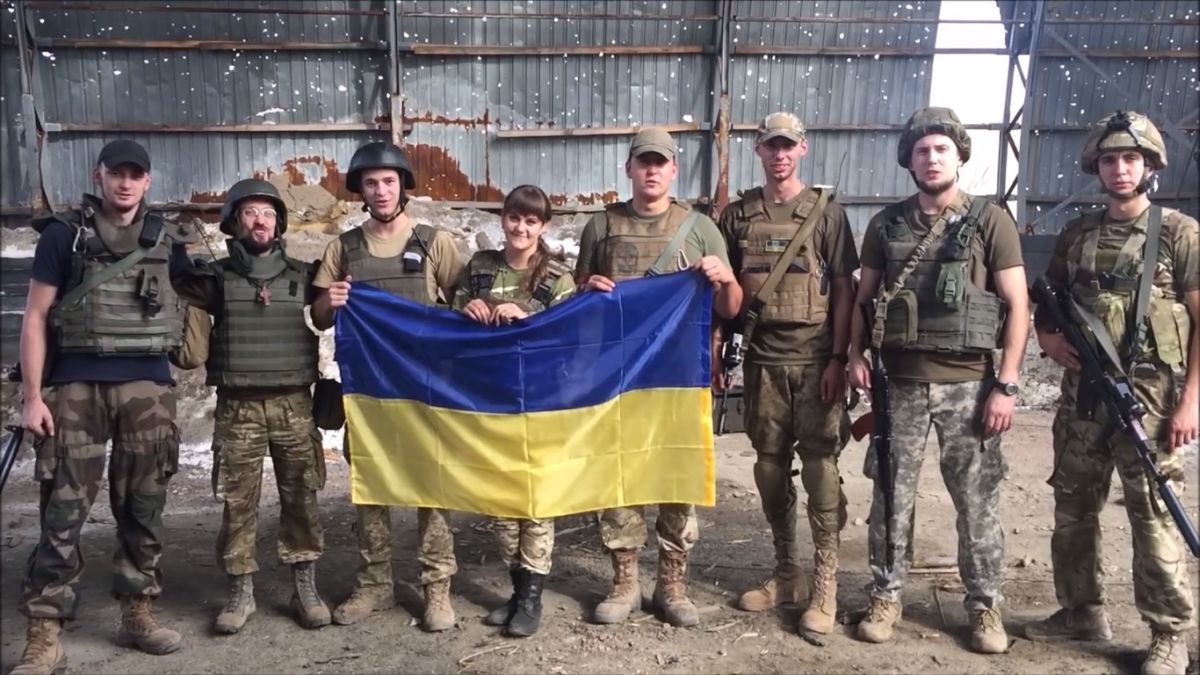 Десантники з промзони Авдіївки заспівали гімн під обстрілами (відео)
