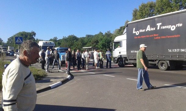 Під Львовом мешканці прилеглих до сміттєзвалища сіл перекрили трасу на Раву-Руську