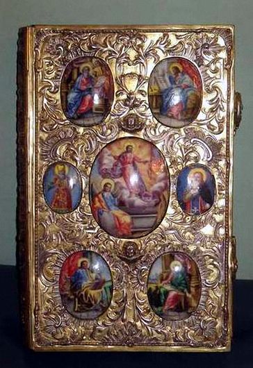 Святий дарунок: напрестольне Євангеліє передали музею