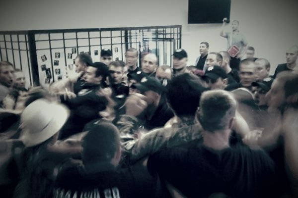 У Шевченківському суді  побилися активісти, які підтримують підозрюваних, та правоохоронці - відео