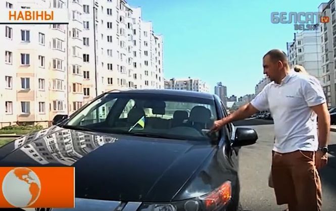 У Мінську водія побили за український прапор у машині