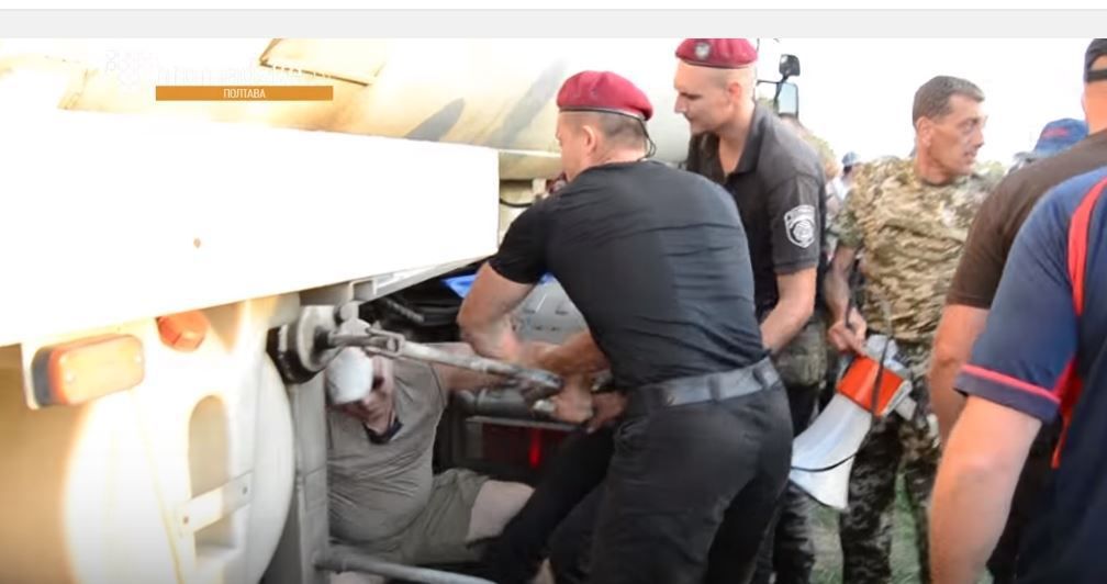 На Полтавщині селяни побились із силовиками через свинокомплекс